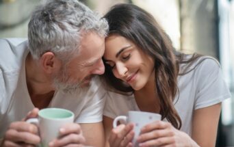 10 Gründe, warum du dich zu älteren Männern hingezogen fühlst